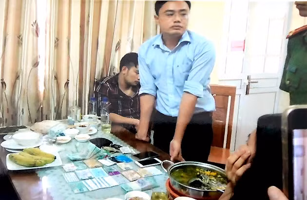 Đối tượng Phong bị bắt quả tang tại Nhà hàng Oanh Hiện. (Nguồn công an cung cấp)