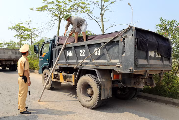 Yêu cầu lái xe tháo dỡ phần vi phạm cơi nới thành thùng. 