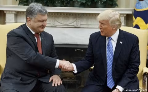 Tổng thống Mỹ Donald Trump (phải) tiếp người đồng cấp Ukraine Poroshenko. Ảnh: AP