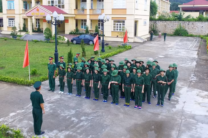 các em còn được tham gia chương trình đào tạo quân nhân mới, được huấn luyện các tư thế vận động chiến trường.
