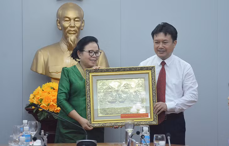 0096: Đồng chí Nguyễn Đức Thành, Phó Chủ tịch HĐND tỉnh tặng quà lưu niệm cho Đoàn công tác của Ủy ban Tư pháp của Quốc hội Lào.