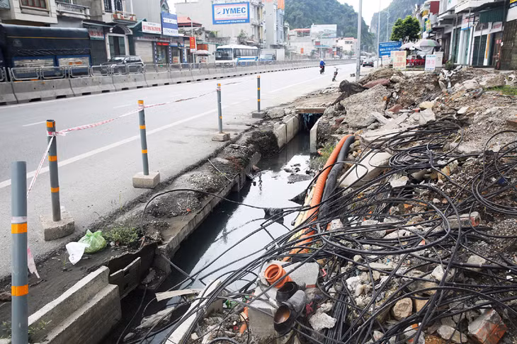 Tại vị trí cuối tuyến, đấu nối với QL18 cũ, mặt đường từ 4 làn xe đường mới co lại 2 làn xe đường cũ, khiến khu vực này tạo thành nút thắt “cổ chai”, khá nguy hiểm cho phương tiện lưu thông trên tuyến.
