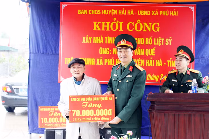 Ban CHQS huyện Hải Hà ủng hộ gia đình ông Nguyễn Văn Quế (thôn Trung, xã Phú Hải) 70 triệu đồng xây mới nhà ở.