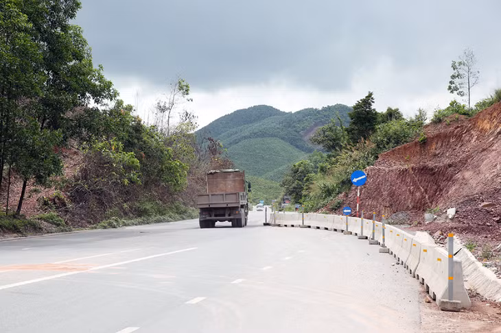 Tại vị trí cuối tuyến, đấu nối với QL18 cũ, mặt đường từ 4 làn xe đường mới co lại 2 làn xe đường cũ, khiến khu vực này tạo thành nút thắt “cổ chai”, khá nguy hiểm cho phương tiện lưu thông trên tuyến.
