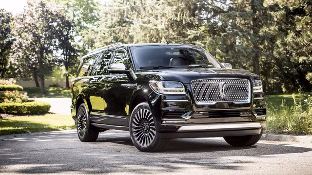 Tại thị trường Mỹ, Lincoln Navigator L 2018 có giá khởi điểm 80.750 USD cho bản Select tiêu chuẩn. Cao cấp hơn là bản Black Label trị giá 96.905 USD. Nếu có thêm một số trang bị tùy chọn như hệ thống giải trí hàng ghế sau, ghế lái chỉnh điện 30 hướng hay ghế hành khách mát-xa, Lincoln Navigator Black Label L 2018 sẽ có giá lên đến 100.000 USD.