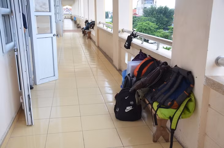Đồ đạc của thí sinh được để gọn trước cửa phòng thi. Ảnh chụp tại điểm thi