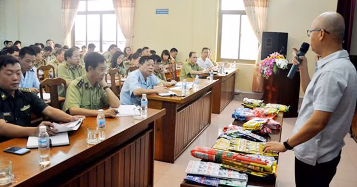 Các kiểm soát viên của Chi cục QLTT tỉnh và đại diện các ngành chức năng liên quan trên địa bàn tham gia lớp tập huấn nghiệp vụ QLTT.