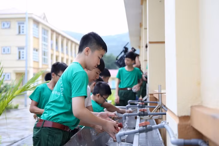 Rửa bát sau khi ăn xong.