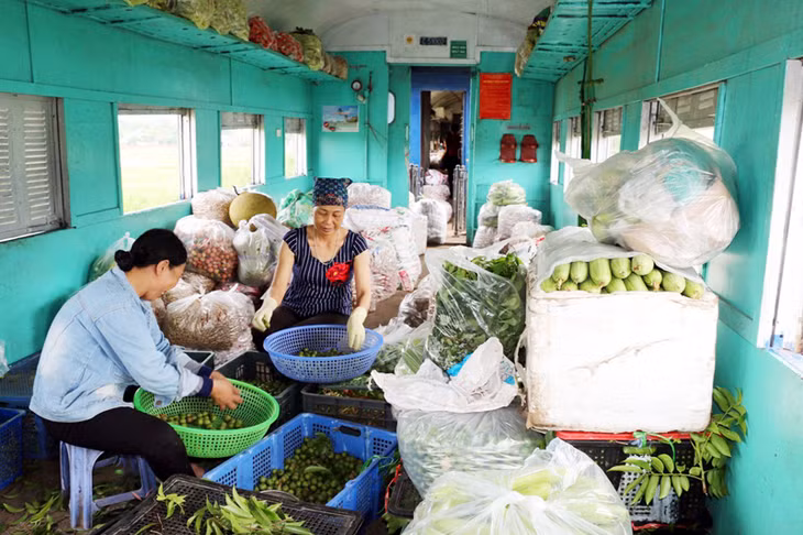 Tranh thủ phân loại rau, quả trên khoang hàng hoá trước khi tàu về ga.