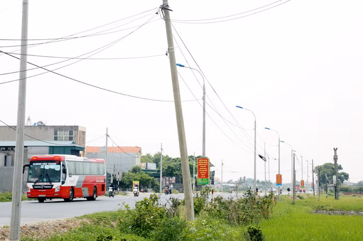 Cột điện nằm đối diện trụ sở Đảng ủy - HĐND - UBND xã Hồng Thái Tây có thể đổ gục bất cứ lúc nào.