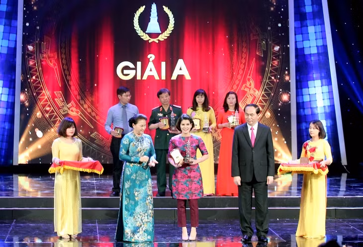 Nhóm tác giả của Đài PTTH Quảng Ninh vinh dự nhận Giải A Giải Báo chí quốc gia năm 2016. (Ảnh: Đỗ Quang- QTV)