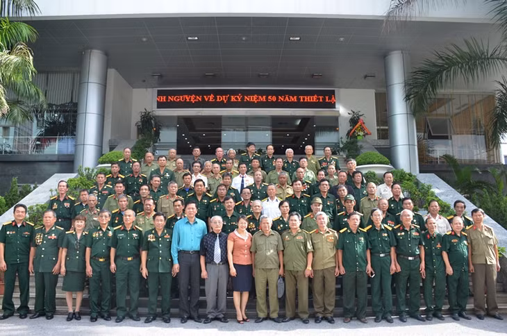 Các hội viên chụp ảnh lưu niệm