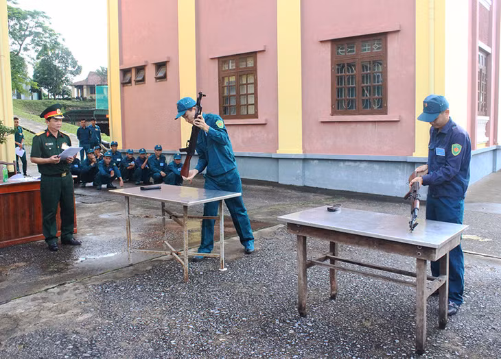 Các chiến sĩ dân quân tham gia các phần thi