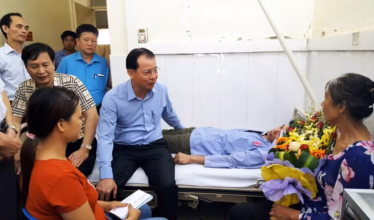 Đồng chí Đặng Thanh Hải, Tổng Giám đốc Tập đoàn Công nghiệp Than - Khoáng sản Việt Nam động viên công nhân Phạm Văn Thắng khi anh được đưa đi kiểm tra lại sức khoẻ.