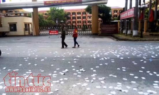 Phao thi trắng cổng trường.