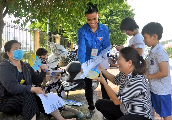 Sinh viên tình nguyện của Trường Đại học Hạ Long ra quân trong ngày đầu tiên, tiếp sức cho thí sinh và phụ huynh.