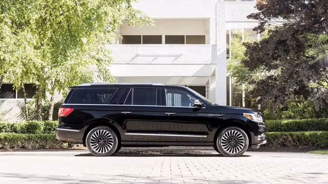 Đúng như tên gọi, điểm nhấn của Lincoln Navigator 2018 phiên bản L nằm ở chiều dài. Theo đó, phiên bản này sở hữu chiều dài nhỉnh hơn khoảng 300 mm so với Lincoln Navigator 2018 tiêu chuẩn.