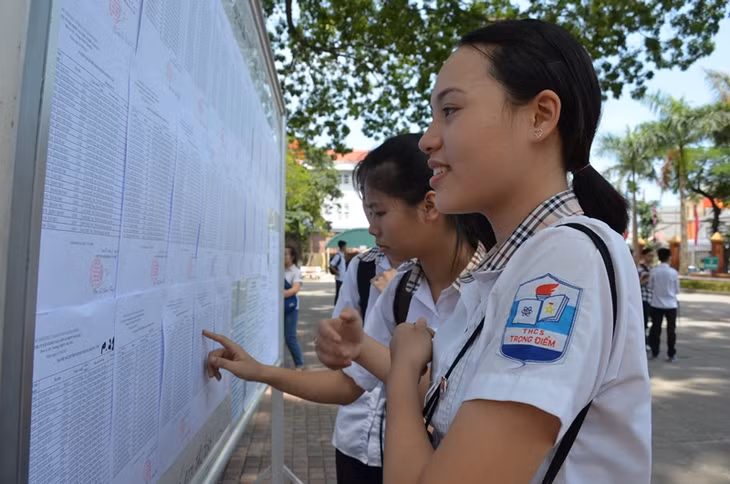 Các thí sinh HĐT THPT Cẩm Phả kiểm tra thông tin cá nhân