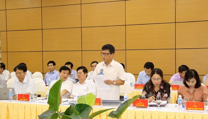 Lãnh đạo Ban Quản lý khu kinh tế tỉnh báo cáo làm rõ kết quả giải quyết kiến nghị của cử tri.