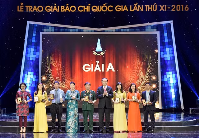 Chủ tịch nước Trần Đại Quang và Chủ tịch Quốc hội Nguyễn Thị Kim Ngân trao giải A tặng các tác giả đoạt giải.