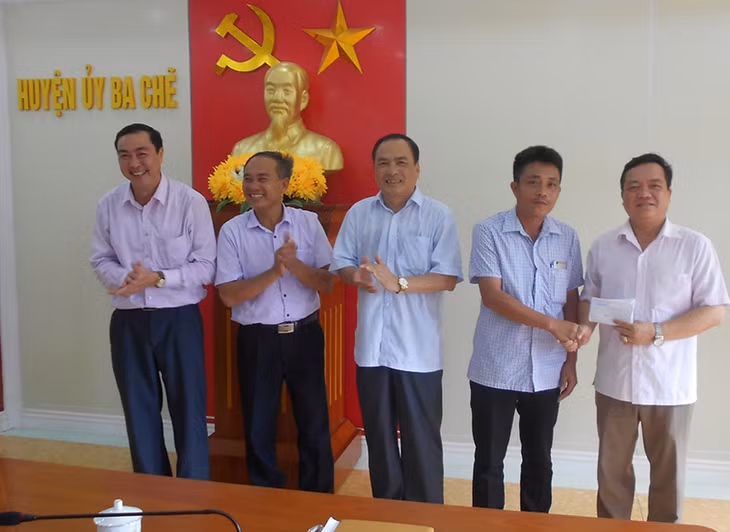 DN trao hỗ trợ cho huyện Ba Chẽ.