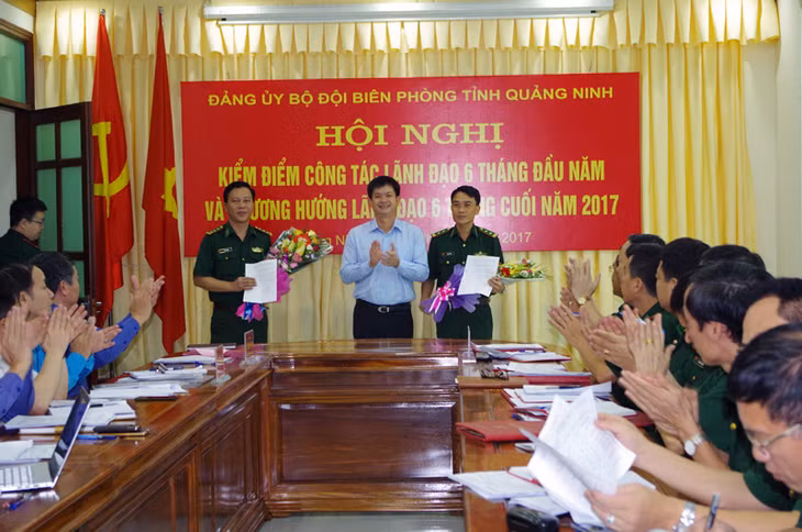 Đồng chí Lê Quang Tùng, Ủy viên Dự khuyết T.Ư Đảng, Phó Chủ tịch UBND tỉnh đã trao quyết định của BTV Tỉnh ủy bổ sung 2 đồng chí tham gia Đảng ủy BĐBP tỉnh