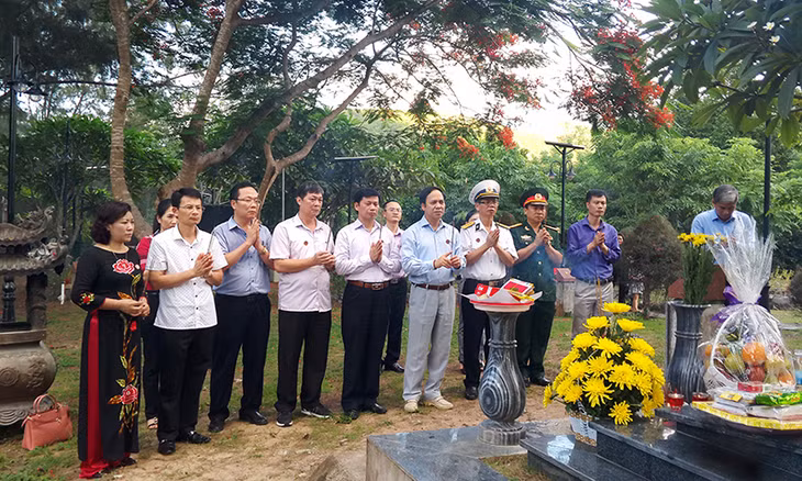 Đoàn công tác của tỉnh Quảng Ninh viếng mộ liệt sĩ Vũ Văn Hiếu tại Nghĩa trang Hàng Dương, huyện Côn Đảo, tỉnh Bà Rịa – Vũng Tàu nhân dịp kỷ niệm 70 năm Ngày Thương binh Liệt sĩ 