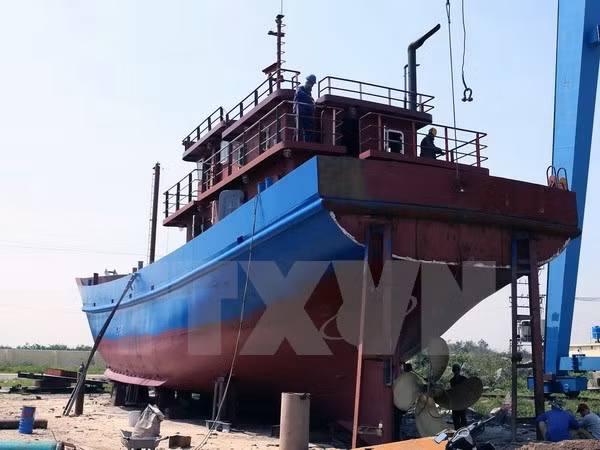 Đóng mới tàu cá vỏ thép. (Ảnh: Vũ Sinh/TTXVN)