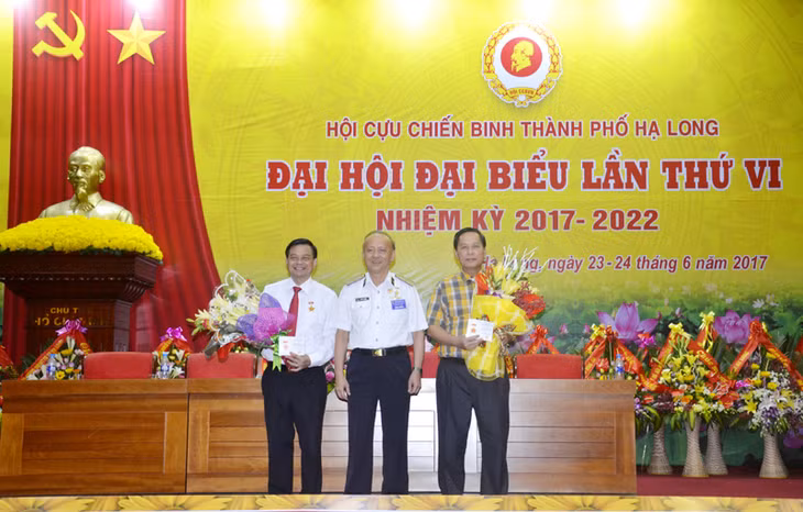 Đại hội trao kỷ niệm chương Hội CCB Việt Nam cho 2 đồng chí lãnh đạo thành phố Hạ Long. 