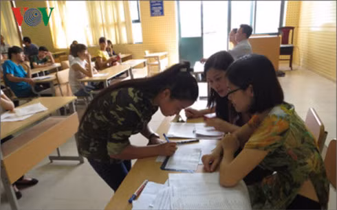 Thí sinh làm thủ tục dự thi THPT Quốc gia