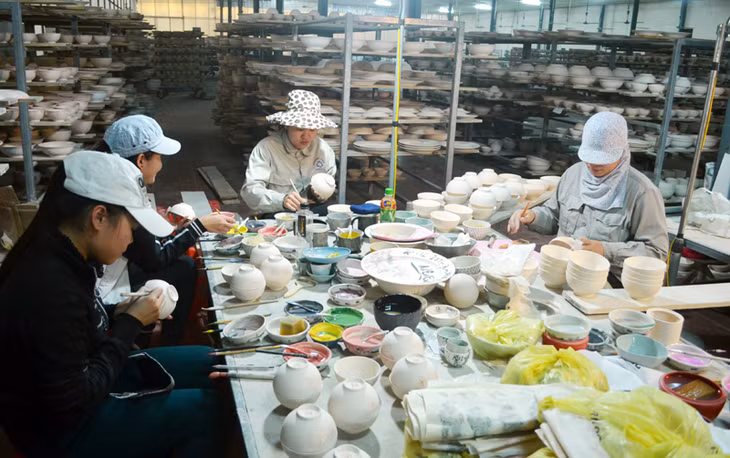 Sản xuất các sản phẩm gốm, sứ của Chi nhánh Công ty TNHH Quang Vinh tại Quảng Ninh.
