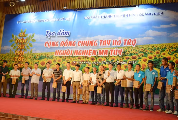 Dịp này, Ban tổ chức còn khen thưởng và tặng quà cho những người cai nghiện thành công; cá nhân, tố chức tiêu biểu giúp đỡ người nghiện thành công trên địa bàn tỉnh.