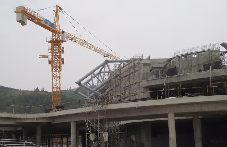 Các đơn vị đang khẩn trương thi công các hạng mục của Nhà thi đấu đa năng có sức chứa 5.000 chỗ. Ảnh Dương Trường