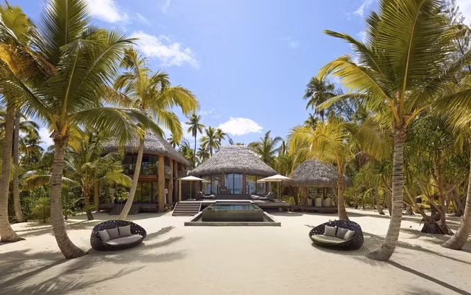 Brando Brando nằm ở Polynesia thuộc Pháp là khu nghỉ dưỡng sinh thái nổi tiếng nằm trên một hòn đảo riêng tư, sử dụng 100% năng lượng tái tạo như năng lượng mặt trời, dầu dừa. Cựu tổng thống Mỹ Obama và tỉ phú công nghệ Evan Spiegel từng tới đây nghỉ dưỡng. Ảnh: The Brando.