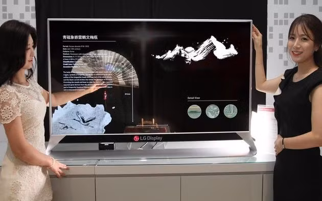 Màn hình mới của LG có độ cong 8R, tức là có thể bẻ cong thành một vòng tròn có đường kính lên tới 80 cm.