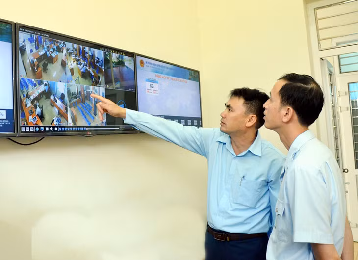 Bộ phận giám sát tại Trung tâm Hành chính công huyện Vân Đồn theo dõi việc thực thi công vụ của cán bộ, công chức, viên chức qua hệ thống camera.