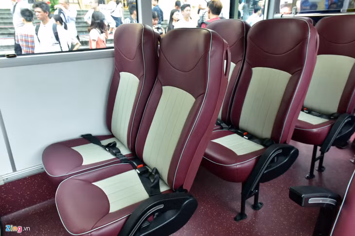 Tầng 1 của xe có 16 chỗ ngồi trong đó có 2 vị trí dành cho người tàn tật. Các tiện ích phục vụ khách du lịch như camera, tủ lạnh, quầy mini bar đều đã được lắp đặt.
