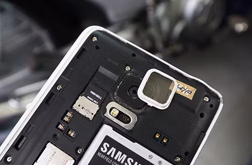 Ngoài ống kính, người chơi có thể can thiệp vào cả phần kính trên smartphone.