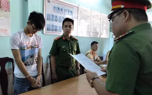 Cơ quan công an thực hiện lệnh bắt tạm giam đối với Nguyễn Trường Xuân