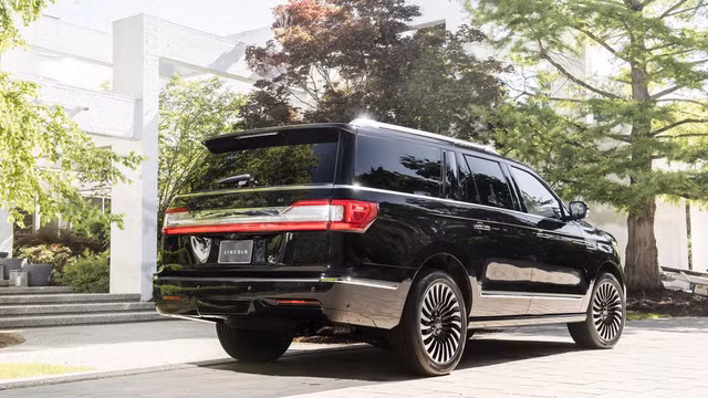 Chưa hết, phần cửa sau của Lincoln Navigator L 2018 cũng được nới rộng, giúp việc ra/vào xe dễ dàng hơn.