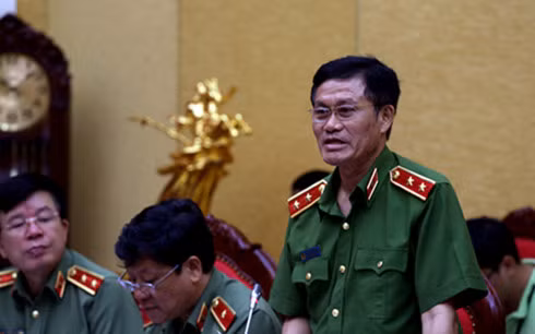 Trung tướng Đỗ Kim Tuyến trả lời báo chí tại cuộc họp báo.