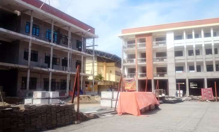 Nhà hiệu bộ và phòng chức năng Trường Tiểu học Cẩm Trung đang được hoàn thiện, dự kiến đến 15-8 hoàn thành.