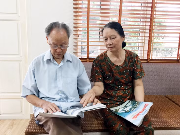 Gia đình ông Lê Công Khâm, tổ 3, khu 3, phường Hồng Hà, TP Hạ Long tìm hiểu thông tin trên cuốn “Quảng Ninh toàn cảnh 2016”.