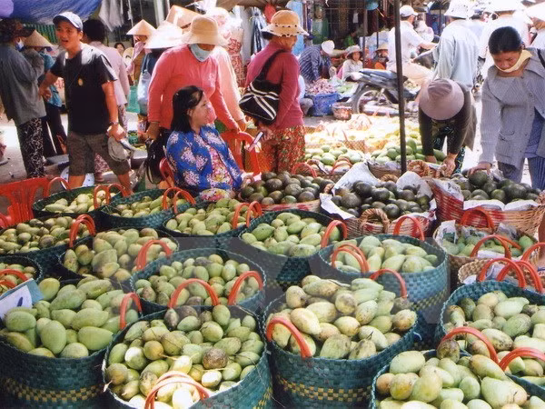 Xoài quả được bày bán tại chợ An Hửa, huyện Cái Bè. (Ảnh: Đình Hụê/TTXVN)