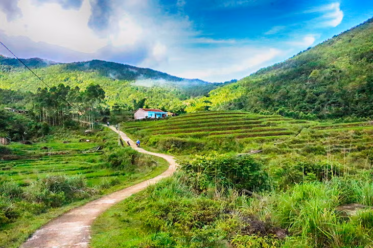 Đoạn đường rẽ theo hướng khu bảo tồn dược liệu để đi lên núi Kéo Lạn.