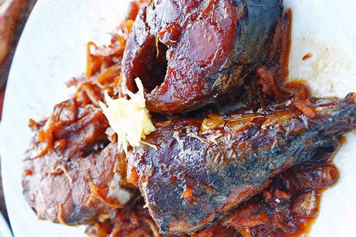 Cá thu kho lá chè hấp dẫn thực khách.