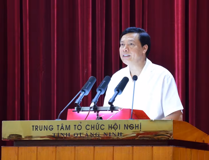 Đồng chí Nguyễn Đức Long, Phó Bí thư Tỉnh ủy, Chủ tịch UBND tỉnh báo cáo tình hình kinh tế - xã hội 6 tháng đầu năm 2017.
