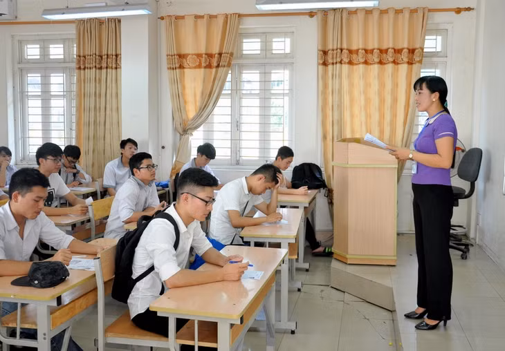 Cán bộ làm thi phổ biến cẩn thận, rõ ràng lại các quy chế, quy định của kỳ thi cho thí sinh.