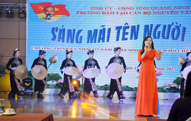 Một tiết mục văn nghệ trong chương trình kỷ niệm 127 năm Ngày sinh Chủ tịch Hồ Chí Minh do Trường Đào tạo cán bộ Nguyễn Văn Cừ tổ chức. Ảnh: Lưu Linh