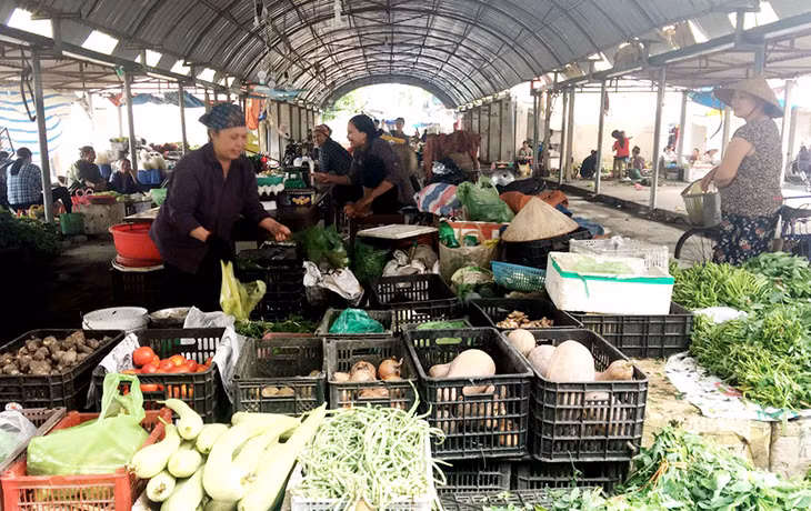 Khu vực kinh doanh mặt hàng rau, củ, quả tại chợ Bình Dương (xã Bình Dương, TX Đông Triều).